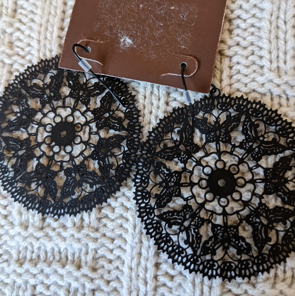 Butterfly Pattern Forever 21 Earrings - EUC - Picture 5 of 6